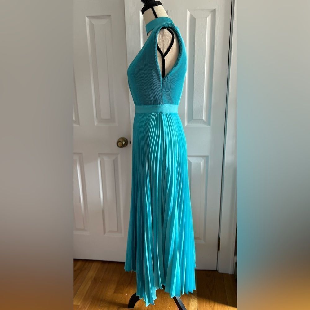 Alice + Olivia Joleen Pleated V-Neck Midi Dress - Picture 9 of 16
